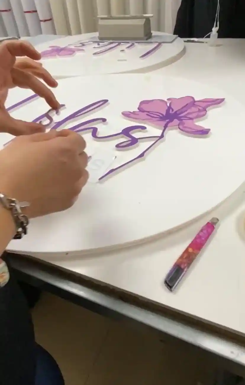 PREPRARACIÓN DE BANDEROLA CON LETRAS METACRILATO